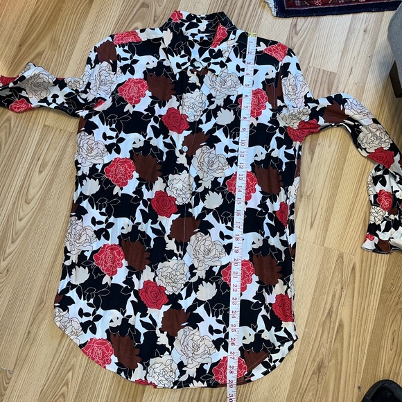 Equipment (S) 100% silk blouse, rose floral pattern. - Picture 9 of 14